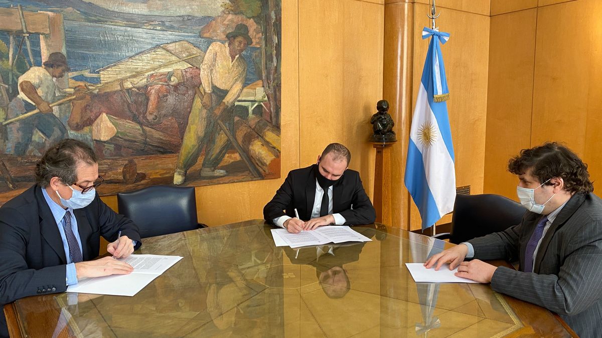 Argentina pide renegociar su pesada deuda con el FMI